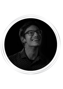 Ein Portraitfoto von Kai Bosch in schwarz weiß, eingerahmt von einem grauen runden Rahmen
